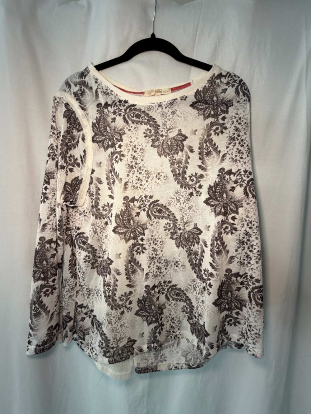NWT Rewind Women's Long Sleeve Paisley Print Tee White/Black Lace Insert On Back
